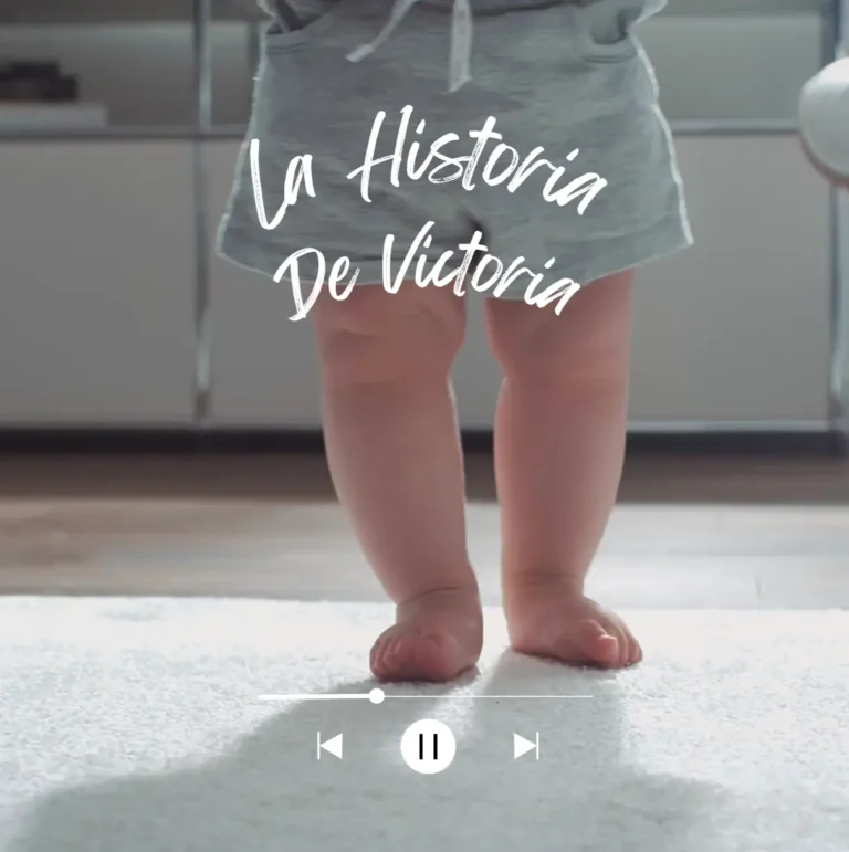 En la foto se ve la imagen de un bebe dando pasitos por una alfombra blanca.