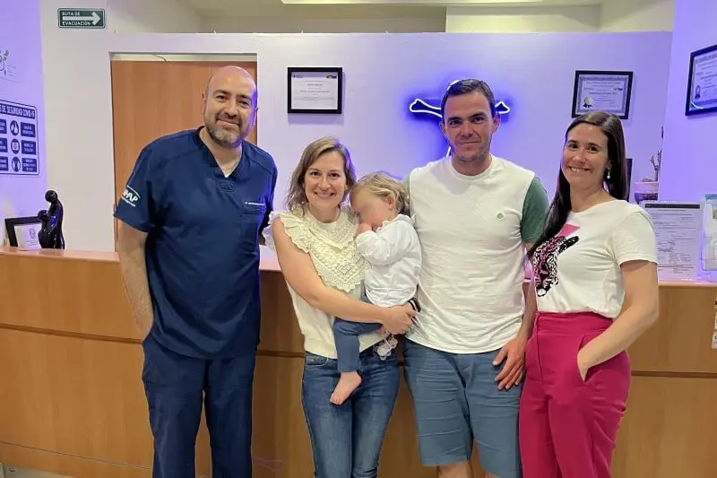 El doctor Alejandro Ruiz, Laura, Victoria, Víctor y la doctora María Zornoza en el Centro Colorrectal infantil de México