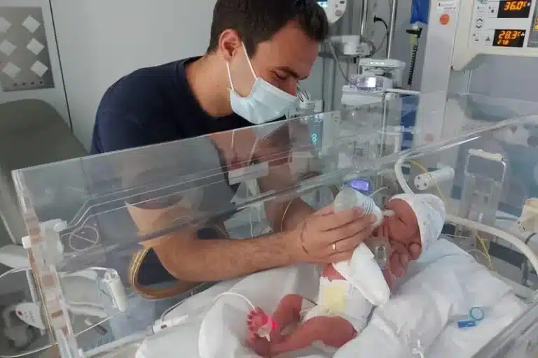 La historia de Victoria, la pequeña vecina de Rivas con una enfermedad rara llamada VACTERL - DiariodeRivas 1 Víctor, con Victoria, en la UCI, poco después del nacimiento de la pequeña. Su papa le esta dando el biberón, Victoria se encuentra dentro de una incubadora