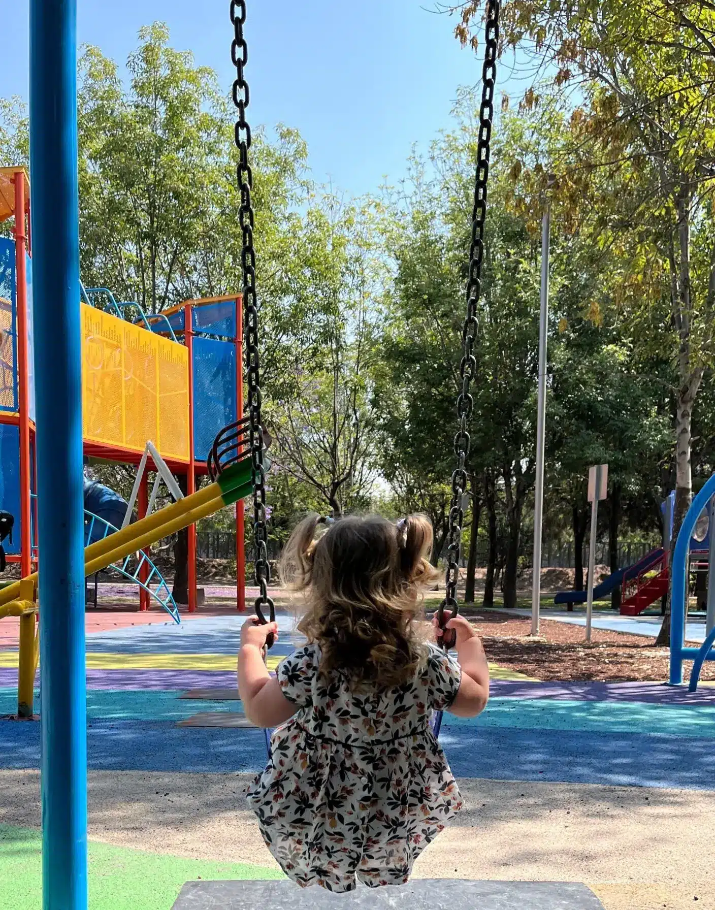 En la foto aparece Victoria estando en un parque subida a un columpio.