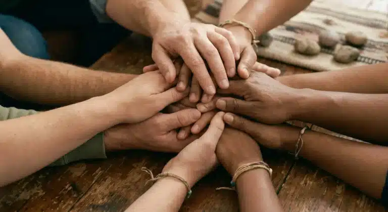 Manos unidas representando el apoyo familias con Malformación Anorrectal y Enfermedad de Hirschsprung