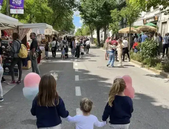 Victoria, con sus hermanas, en las Fiestas de Rivas Vaciamadrid Victoria, con sus hermanas, en las Fiestas de Rivas Vaciamadrid, en la que están agarradas de las manos, Victoria en medio de sus hermanas. Están dando un paseo .